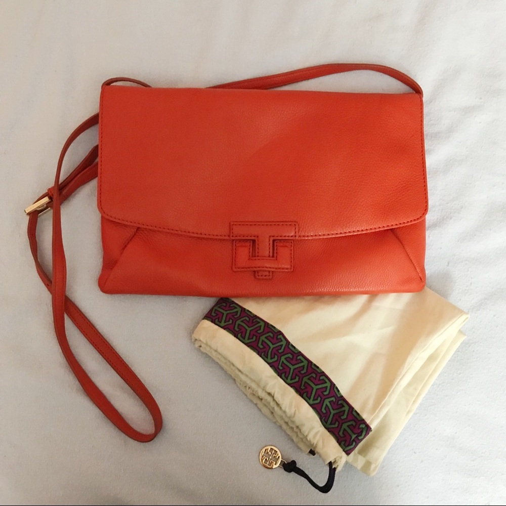 ❤️SOLD❤️ Tory Burch T leather closure clutch